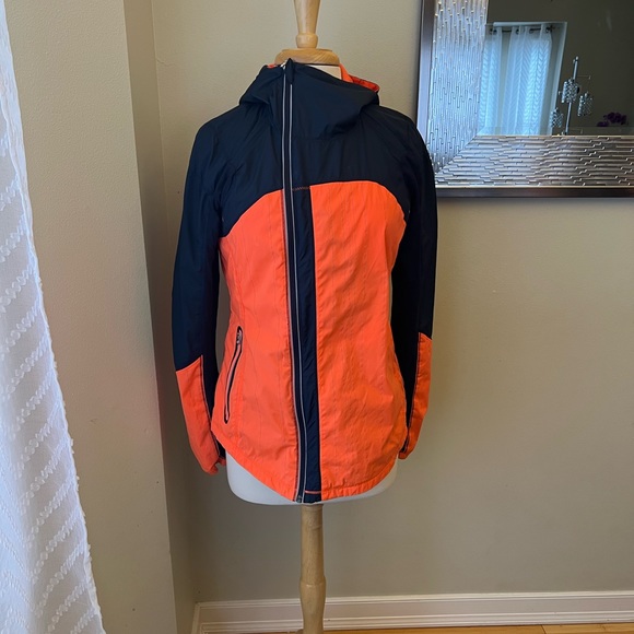 Lululemon Run: Get Up And Glow Jacket *Reflective 360 - Picture 2 of 9